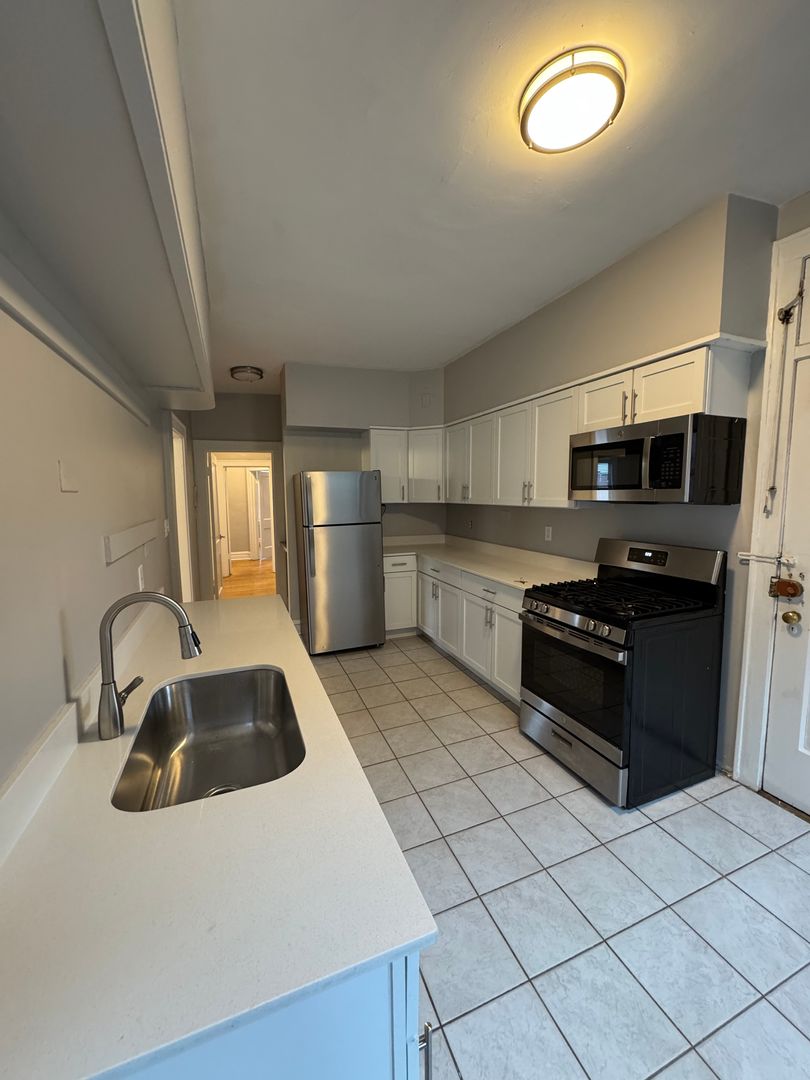 Evanston Apartment: 605-617 Hinman Avenue