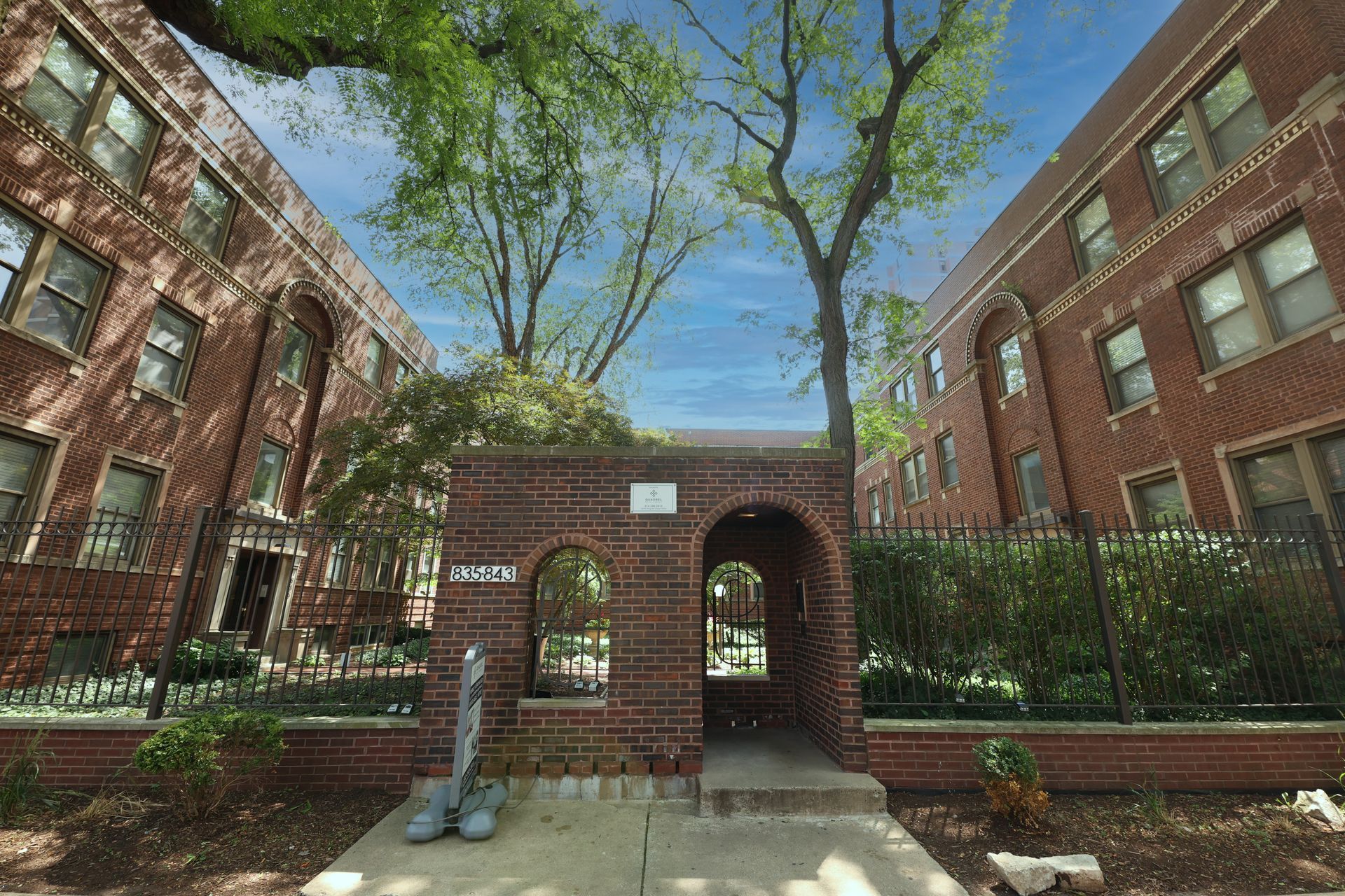 Chicago Apartment: 835-864 W. Barry Ave.