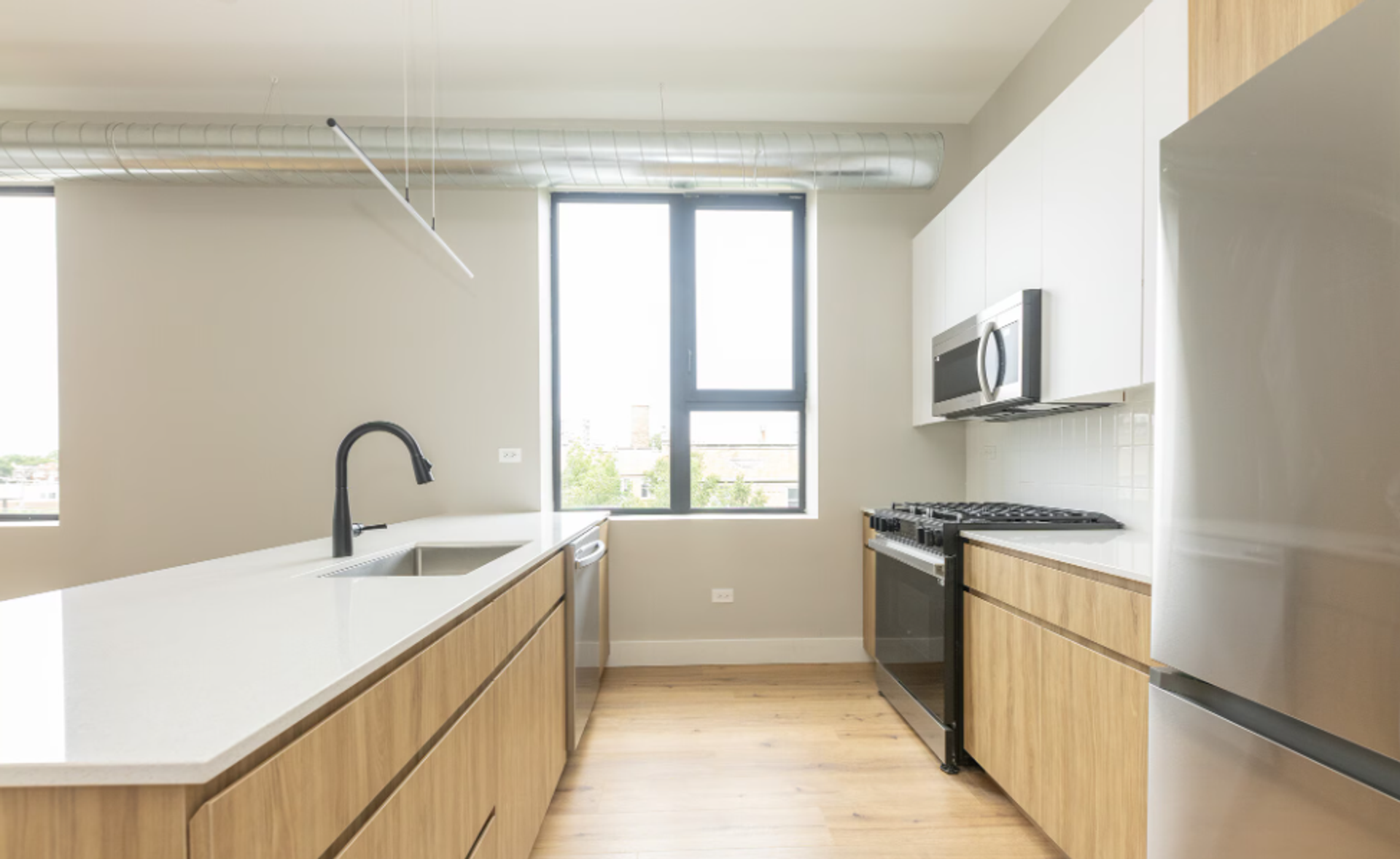 Chicago Apartment: 6044 N Winthrop Ave