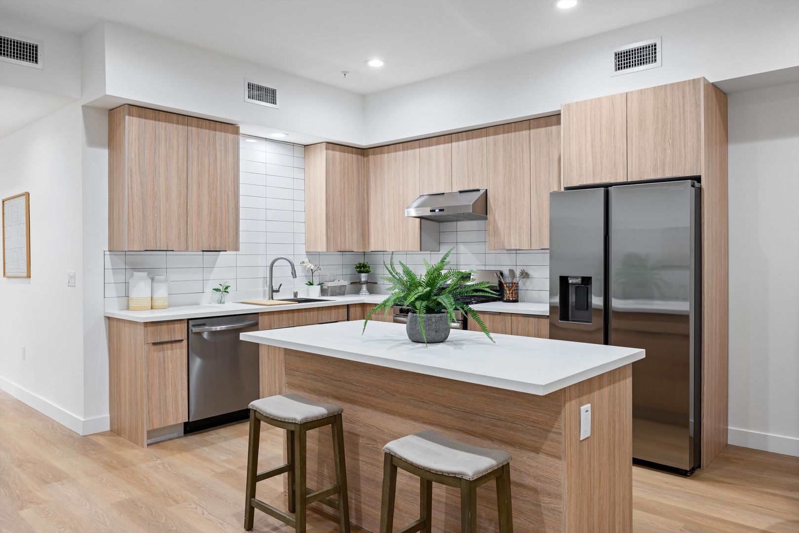 Whittier Apartment: 13857 Leffingwell Rd