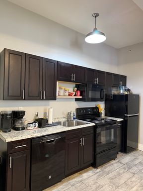 SOUTHSIDE LIVING WITH ROOM TO SPREAD OUT - SPACIOUS 4 BEDROOM, 2 BATH AVAILABLE NOW! – photo 1