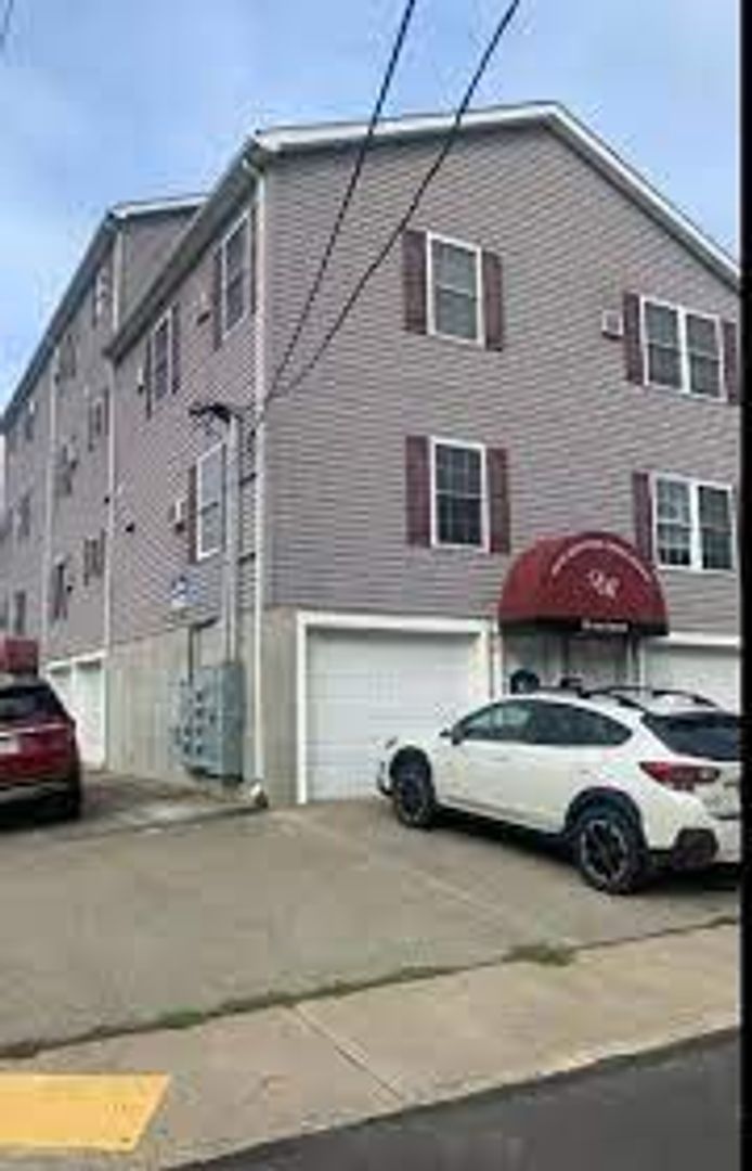 California Apartment: 79 Ash Street
