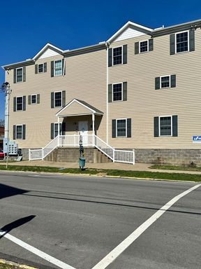 MODERN AND SPACIOUS 3 BEDROOM, 2 BATHROOM AVAILABLE NOW!