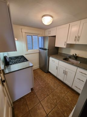 Cozy 1 Bed- Heat/Hot Water INCLUDED! – photo 1