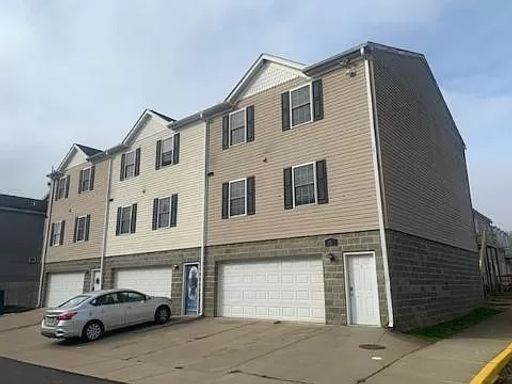 Cozy 3 Bedroom 2 Bath Townhouse in California, PA