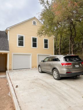 Newly Remodeled Garage Apartment in Wonderful Neighborhood – photo 1