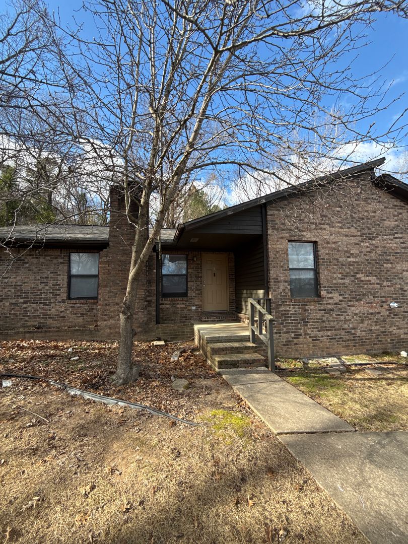 Russellville Apartment: 1200 Town and Country Ln