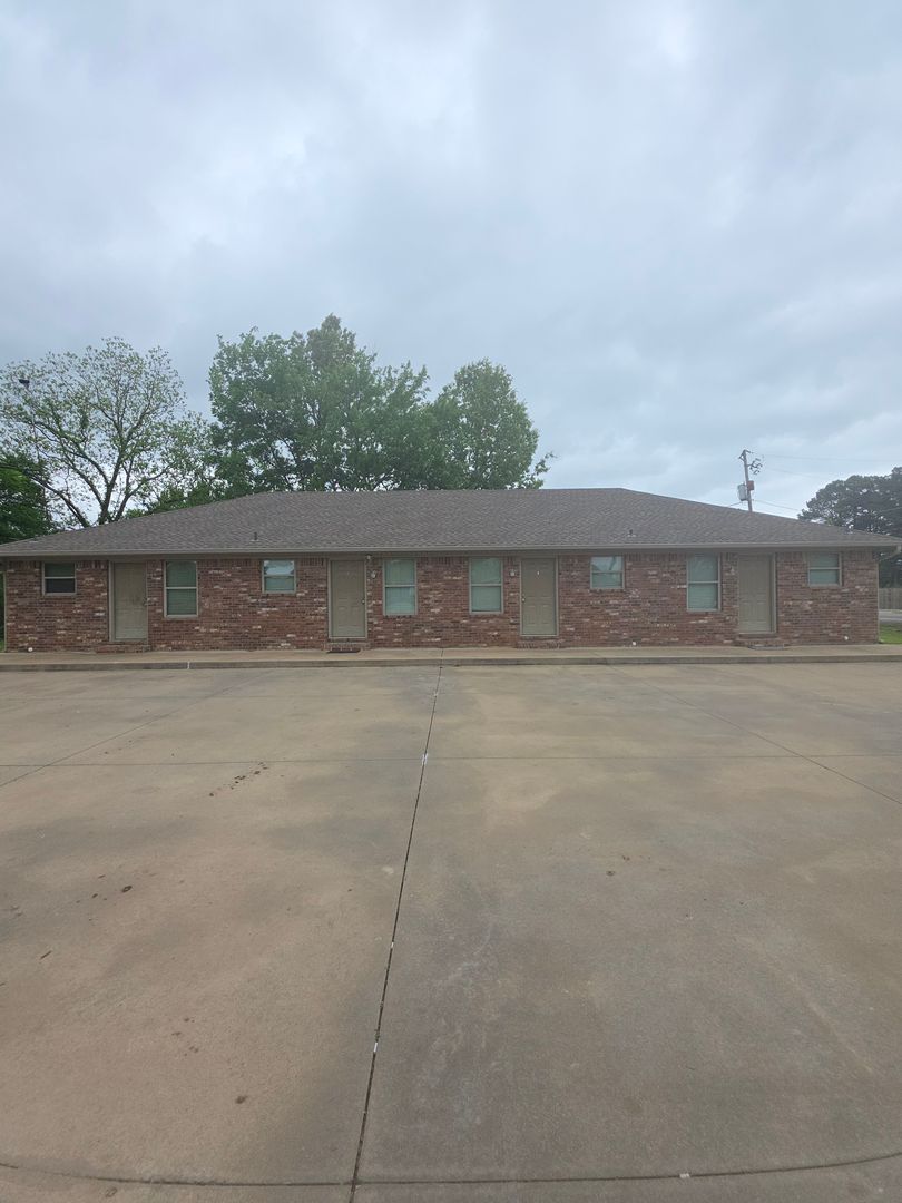 Russellville Apartment: 808 S Knoxville Ave