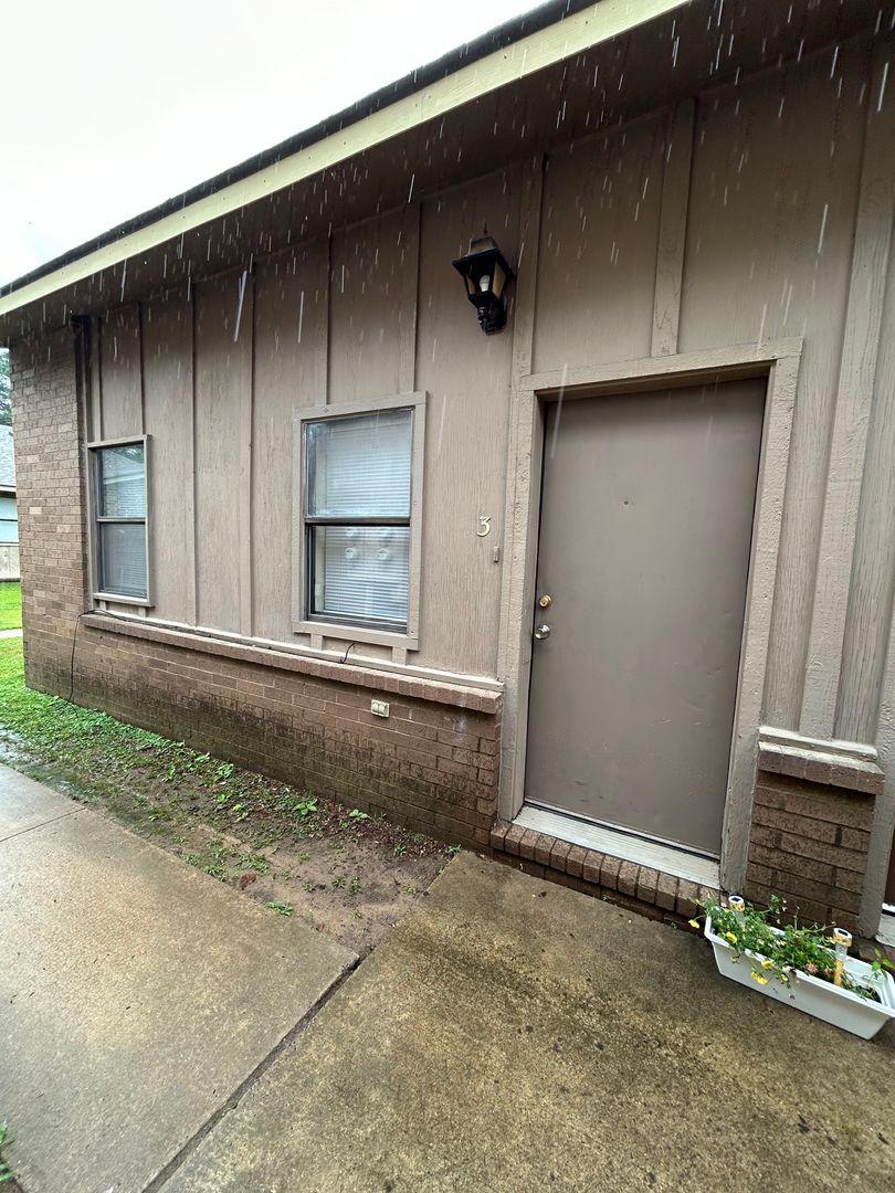 Atkins Apartment: 108 SE 4th St. Y1 - Z-8