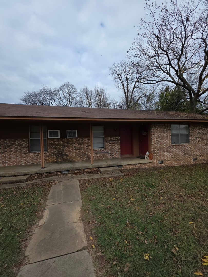 Russellville Apartment: 218 Sequoyah Way #1