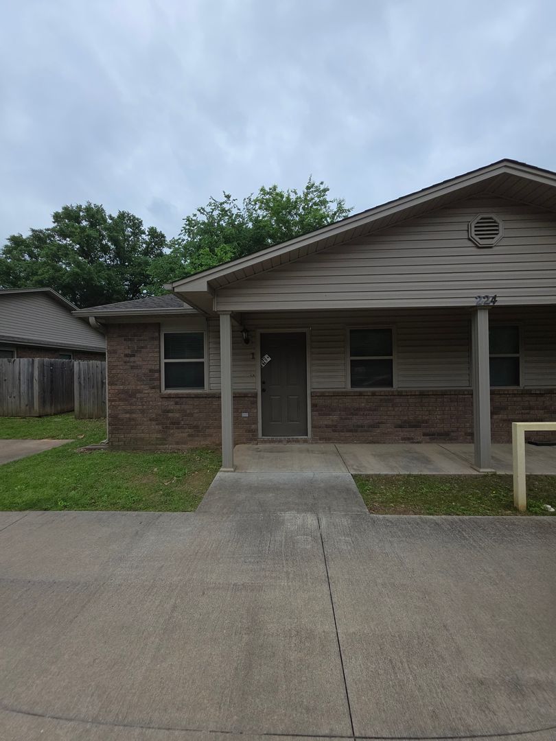 Russellville Apartment: 224 East N St.