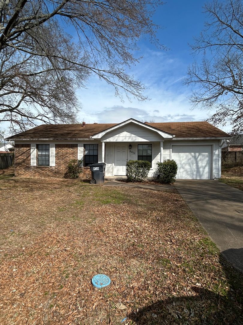 Russellville House: 2213 S Hartford Cv