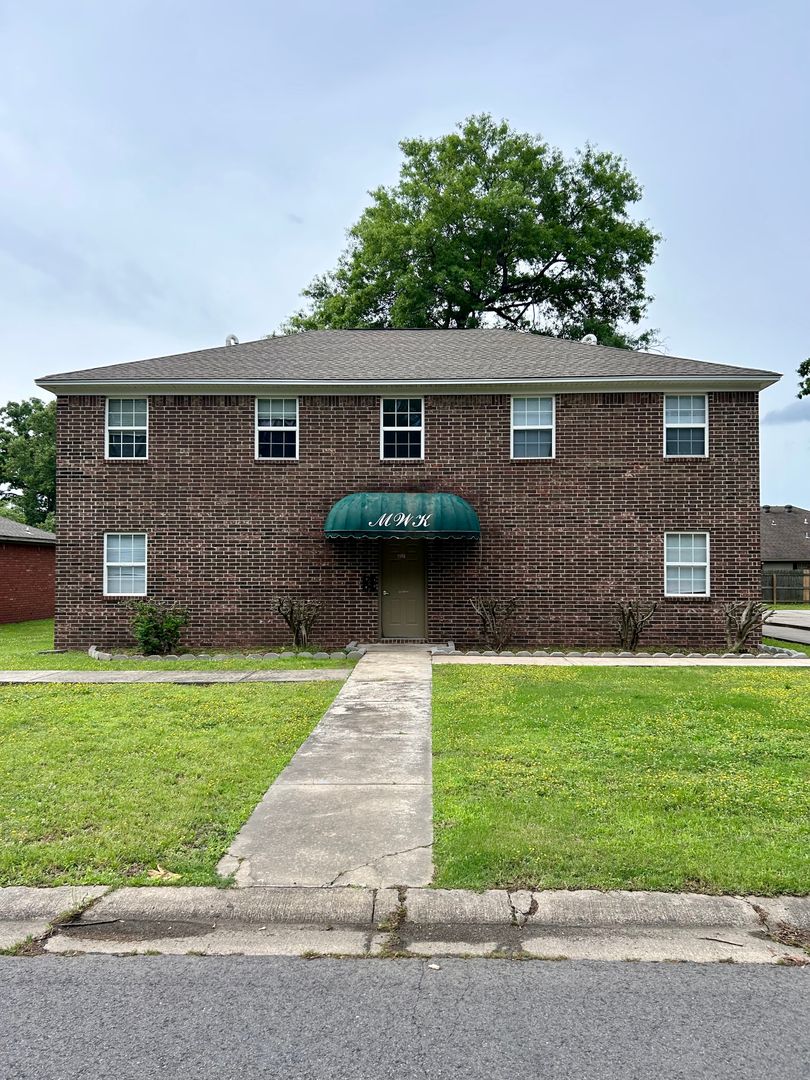 Russellville Apartment: 1508 E 13th A