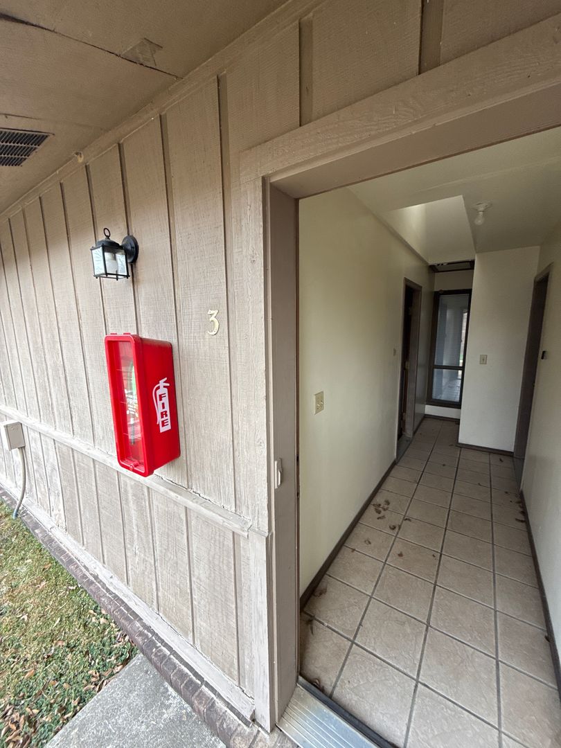 Atkins Apartment: 108 SE 4th St. Y1 - Z-8