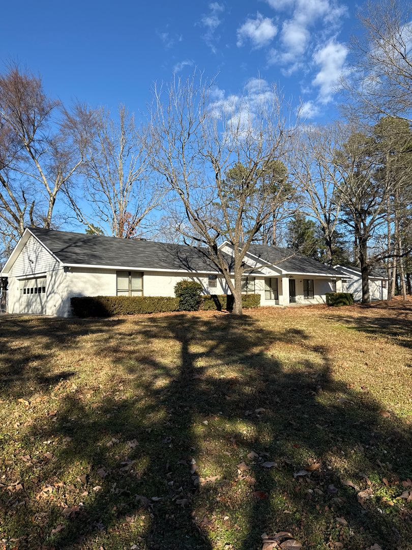 Russellville House: 185 Ridgeview Lane
