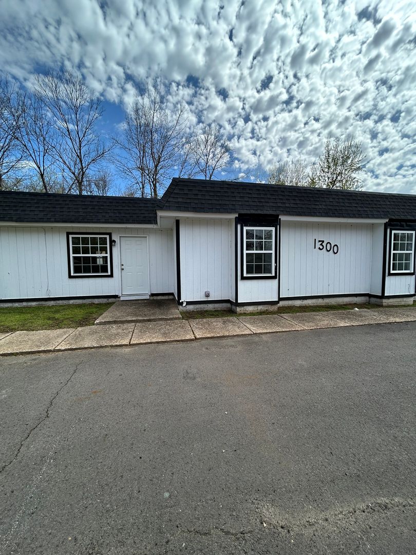 Russellville Apartment: 1300 - 1306 N. Greenwich