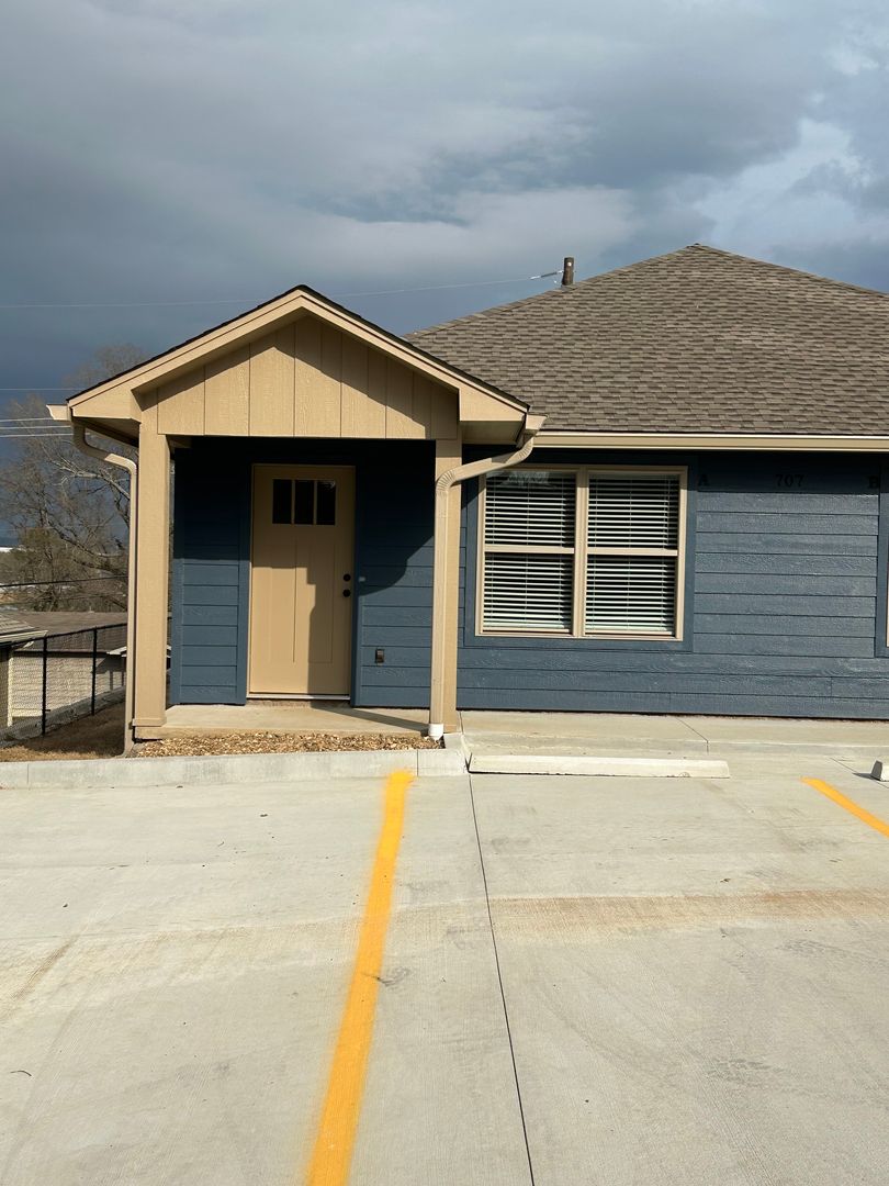 Russellville Apartment: 707 West 12th St.