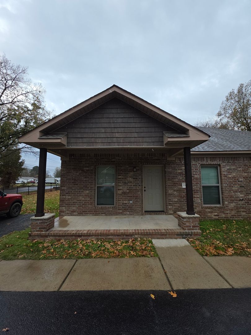 Russellville Apartment: 214 Tyler Rd. A