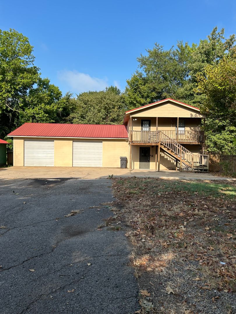 Russellville House: 208 Tyler Rd