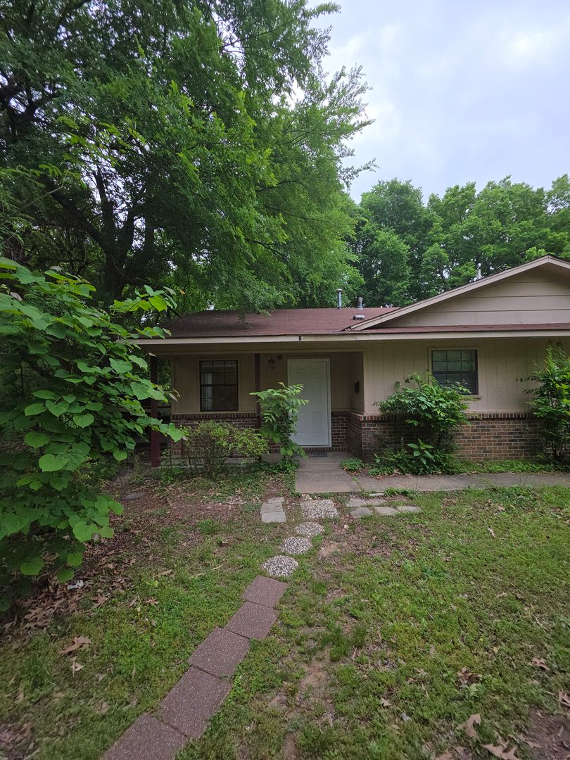 Russellville Apartment: 300 N. Hartford Ave.