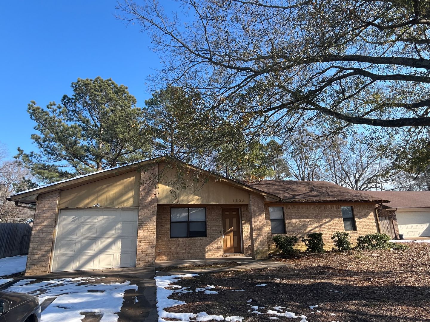 Russellville House: 1303 S Greenwich Ave