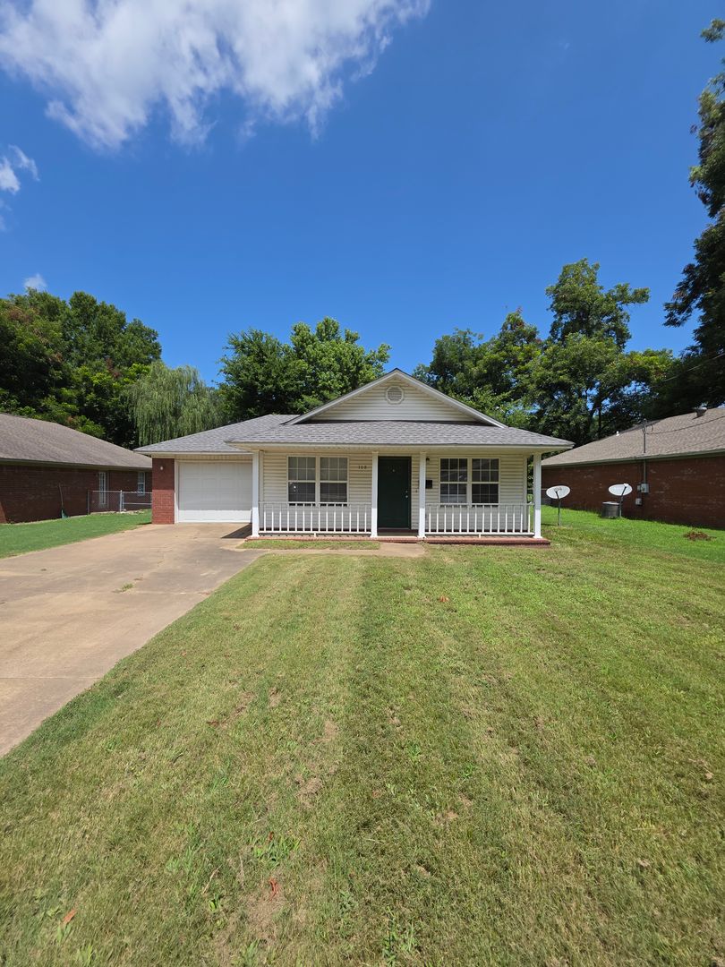 Dardanelle House: 108 Poplar St