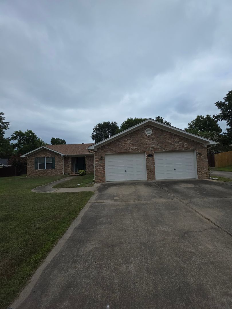 Russellville House: 801 S Phoenix