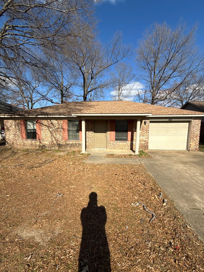 Russellville House: 1501 E 13th St