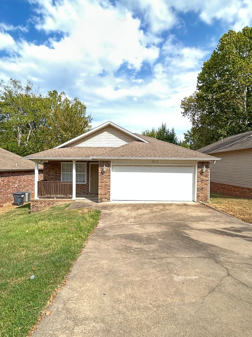 Russellville House: 253 S Fairbanks Ave