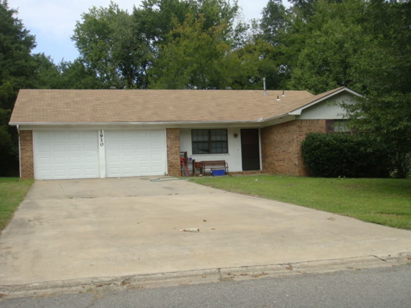 Russellville House: 1910 University Dr
