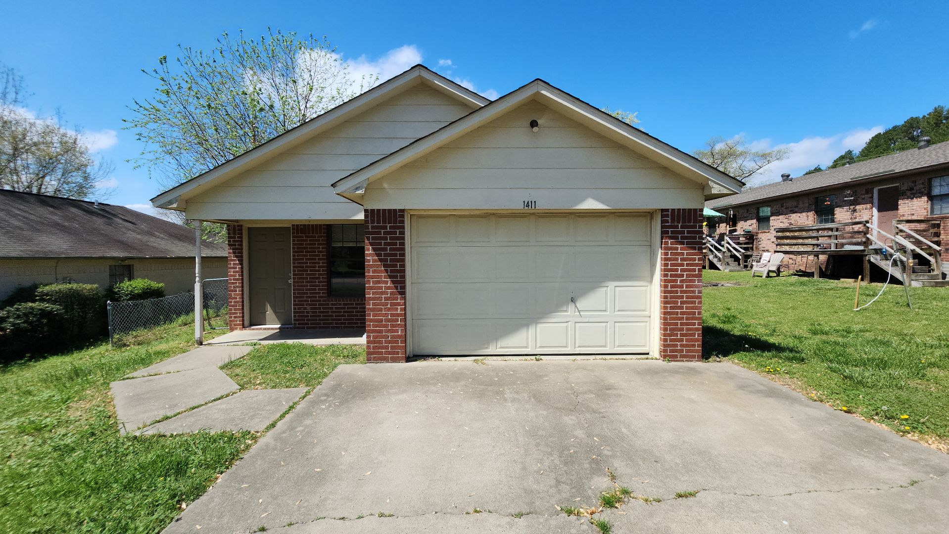 Russellville House: 1411 N Hartford Ave
