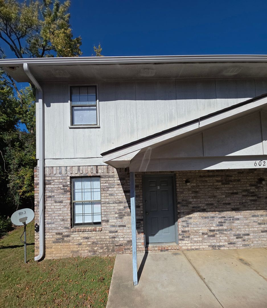 Russellville Apartment: 602 W 6th St