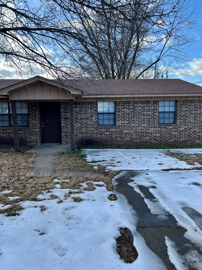 Russellville Apartment: 613 East 16th A