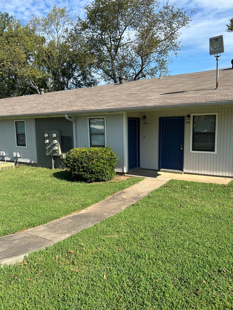 Russellville Apartment: 911-925 West 12th St.