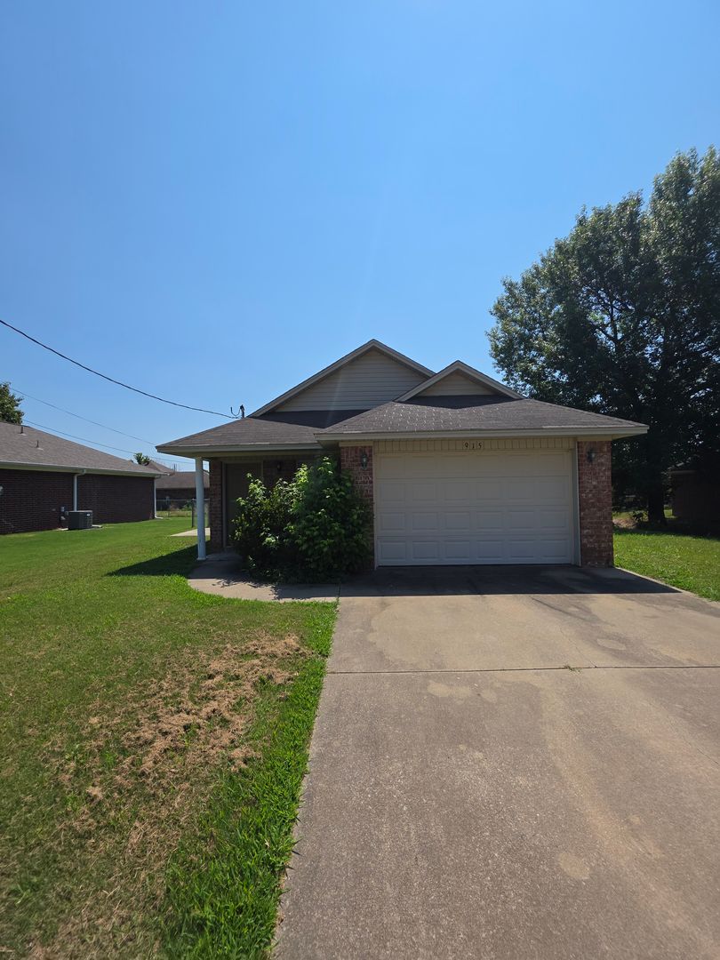 Russellville House: 915 S Oswego Ave