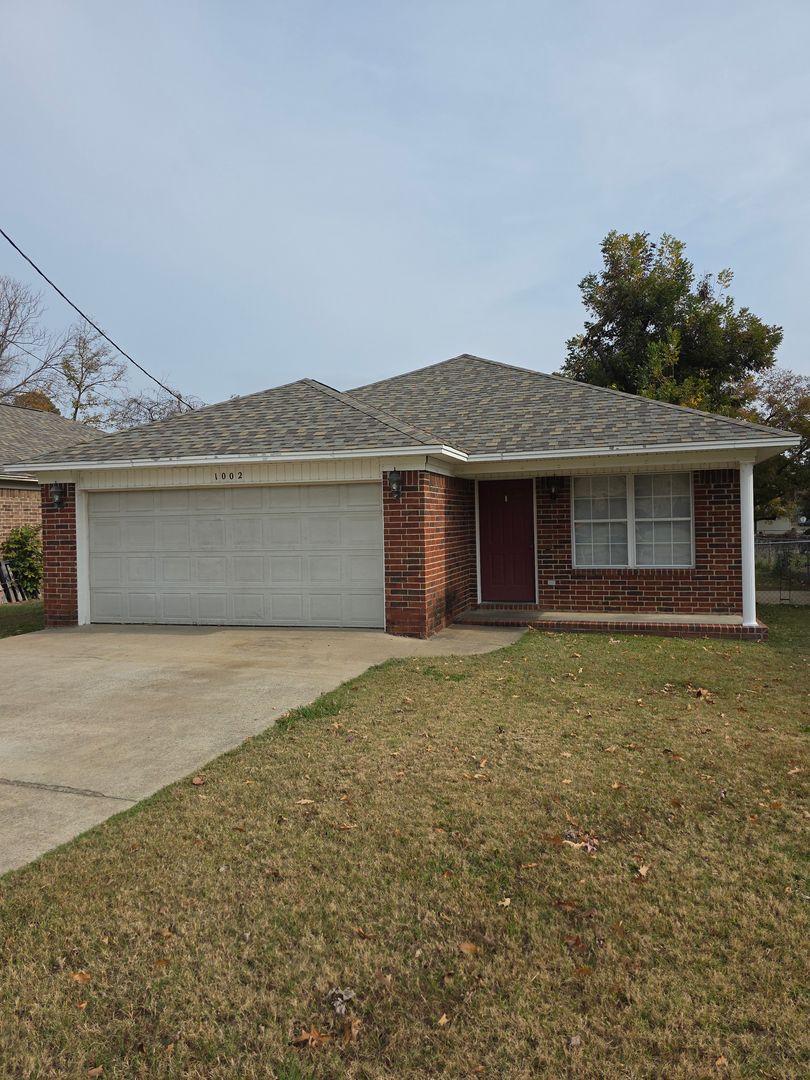 Russellville House: 1002 N Greenwich Ave