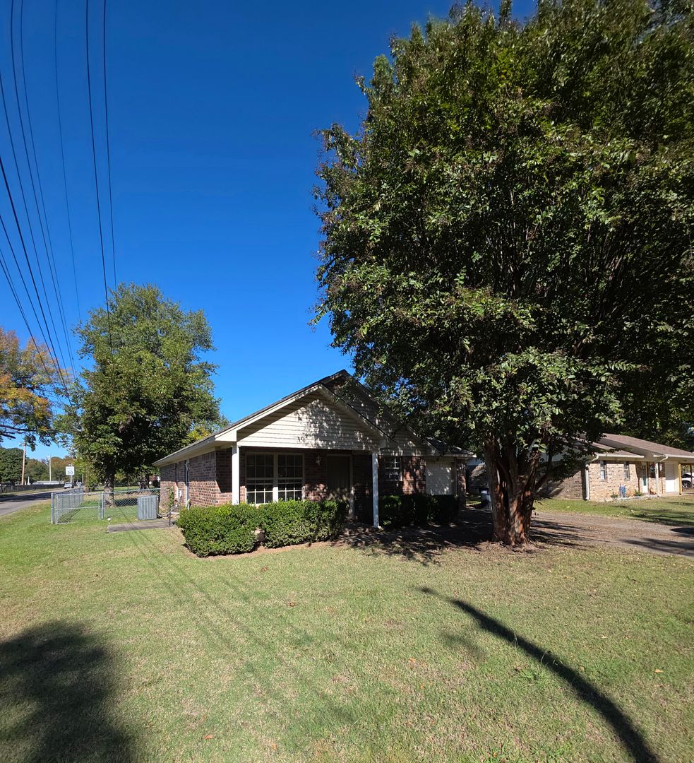 Russellville House: 401 E 11th Street