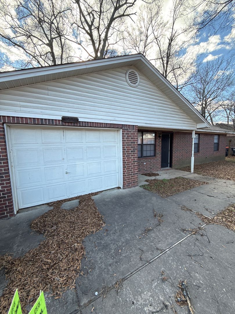 Russellville House: 1002 East 22nd St