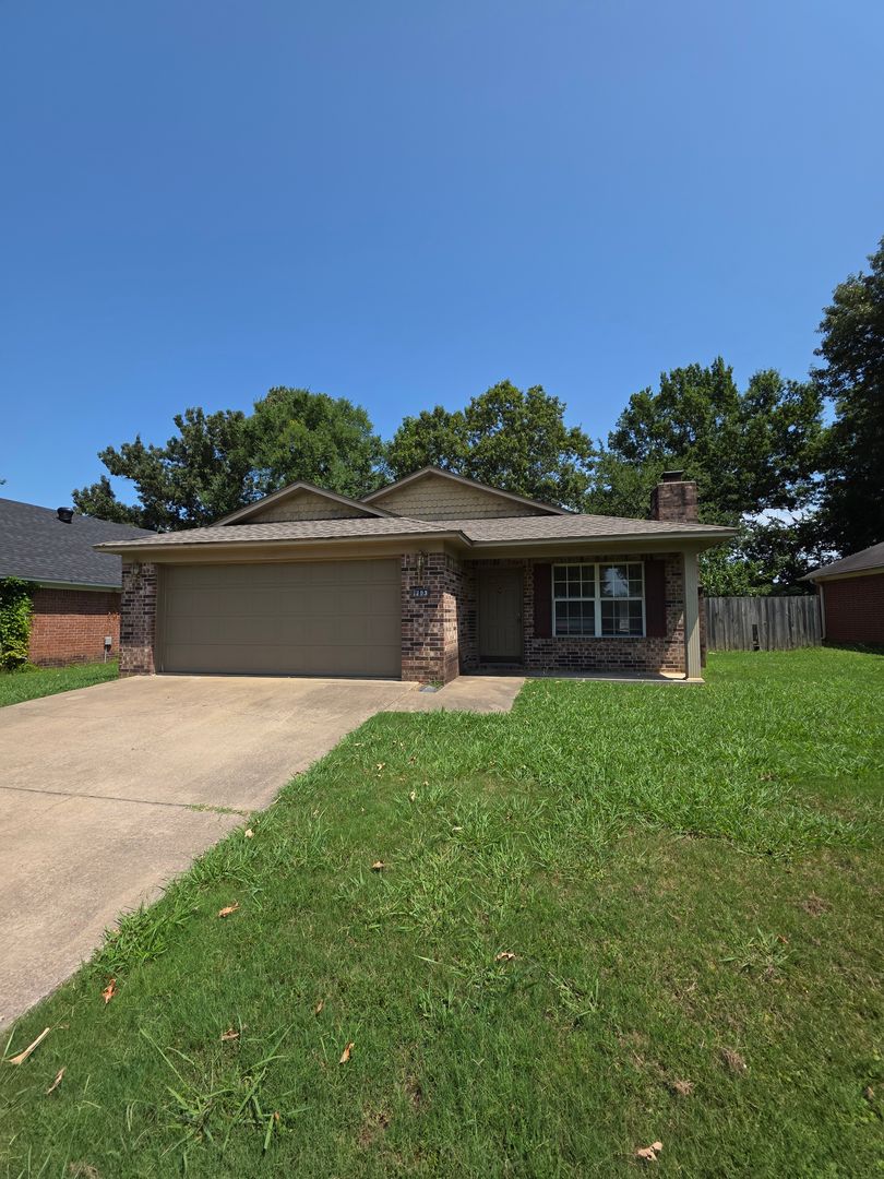 Russellville House: 1303 E 13th St