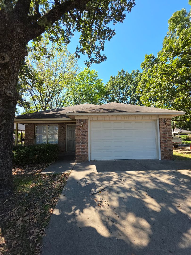 Russellville House: 1402 S Detroit Ave