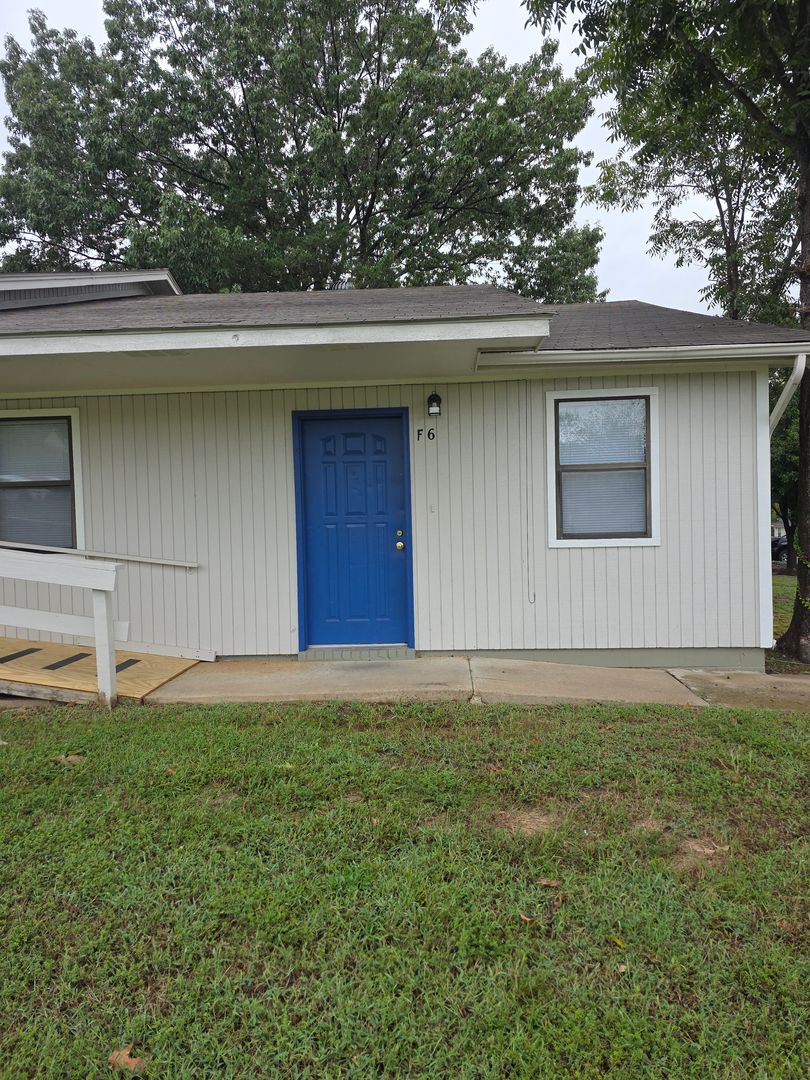 Russellville Apartment: 911-925 West 12th St.
