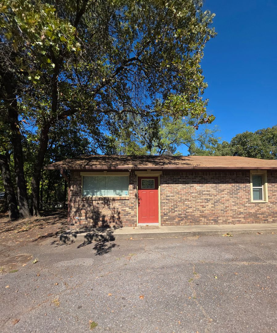 Russellville Apartment: 901 Crow Mountain Rd A