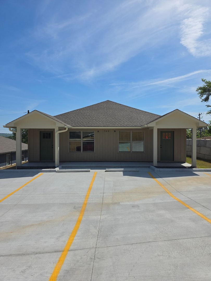 Russellville Apartment: 709 West 12th