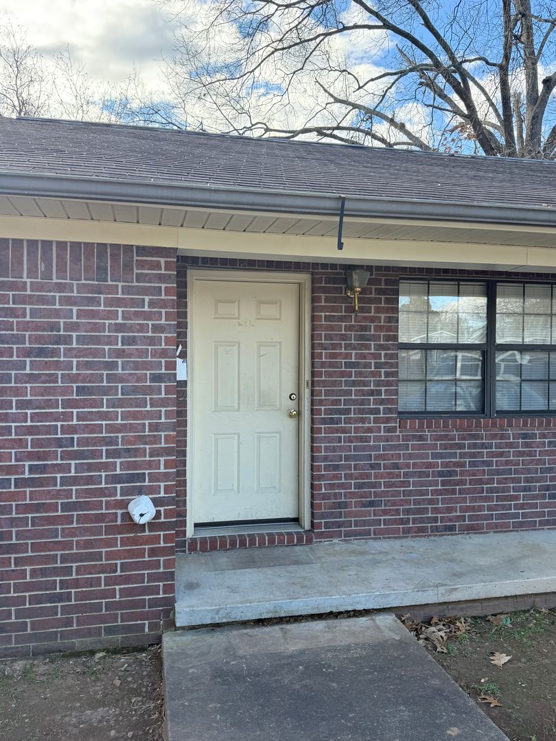 Russellville Apartment: 312 East H Pl. A & B