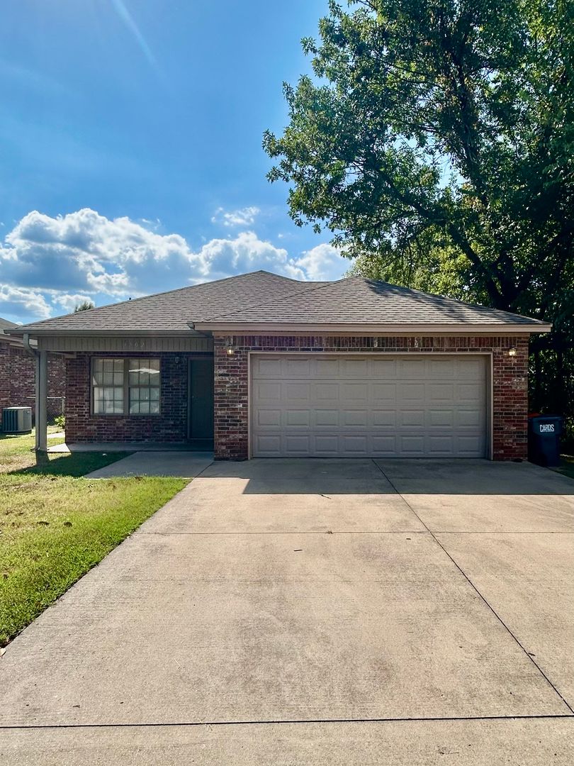 Russellville House: 1502 S Cleveland Ave