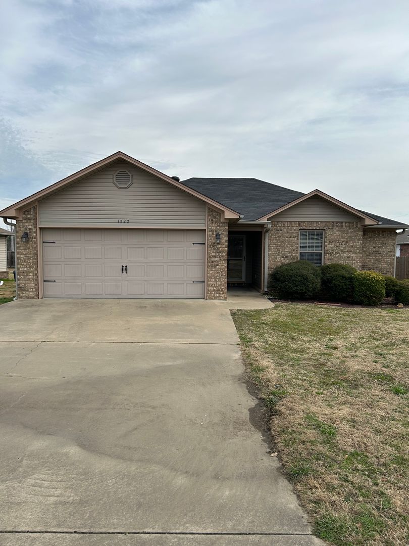 Russellville House: 1522 E 11th Cove