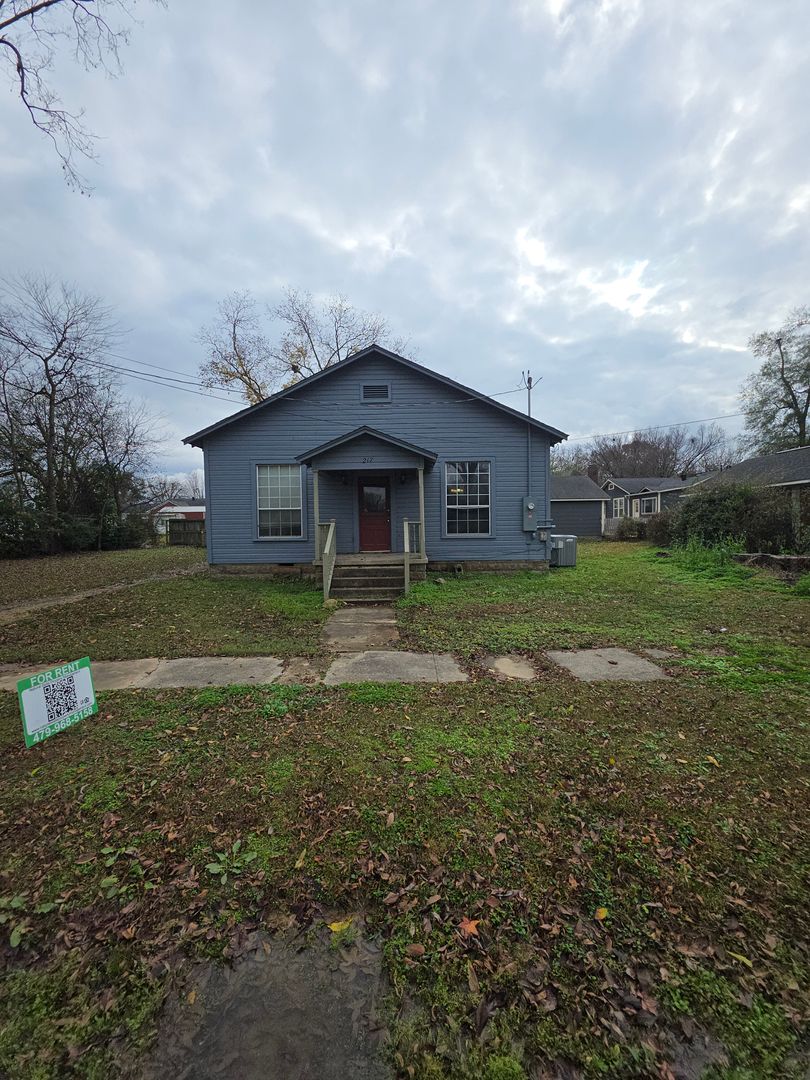 Russellville House: 217 West 7th St.