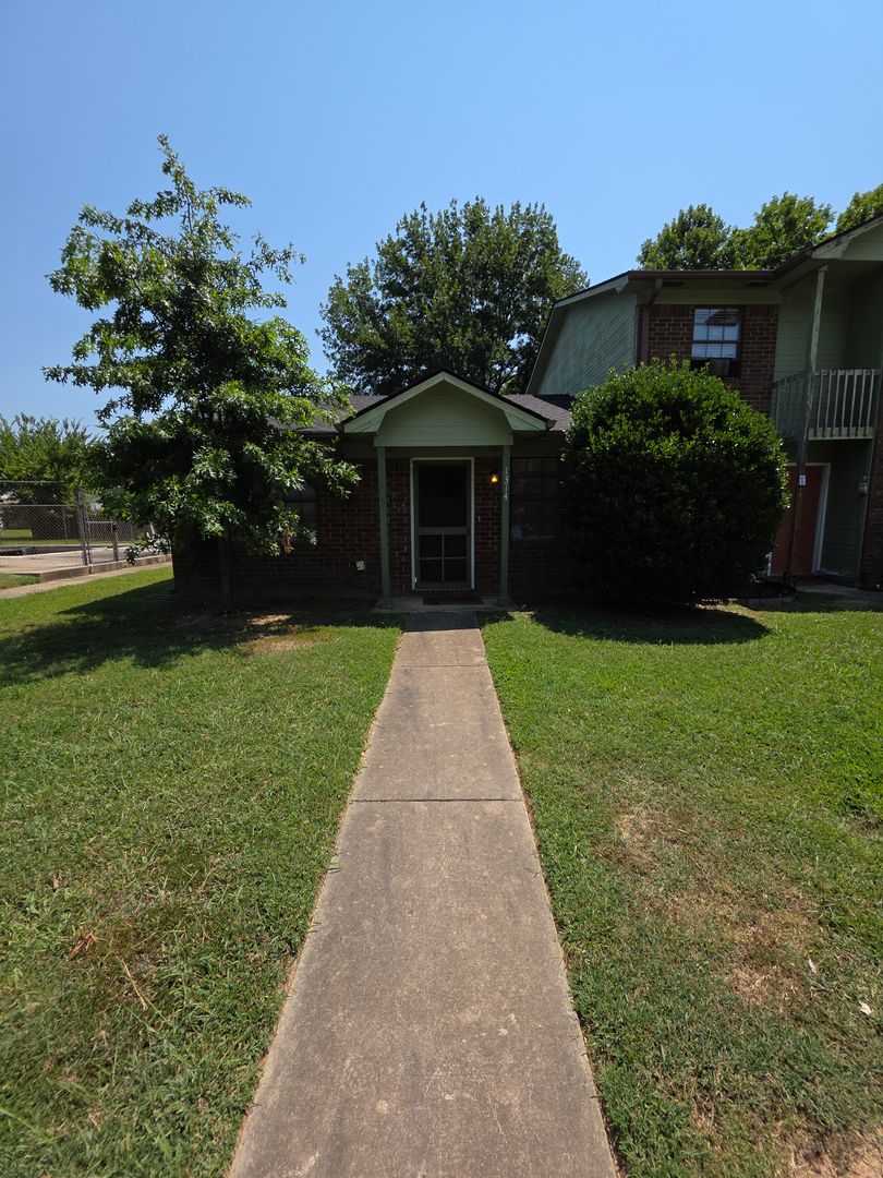 Russellville House: 1314 N Nashville Ave