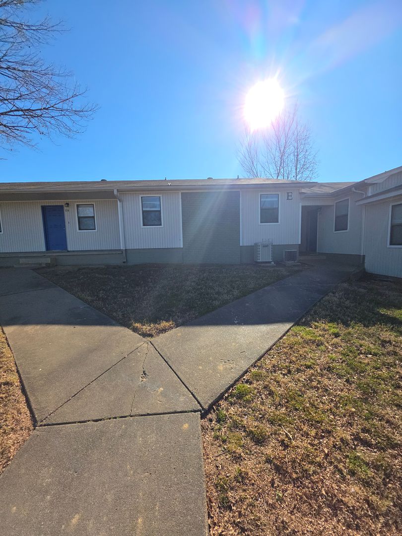 Russellville Apartment: 911-925 West 12th St.