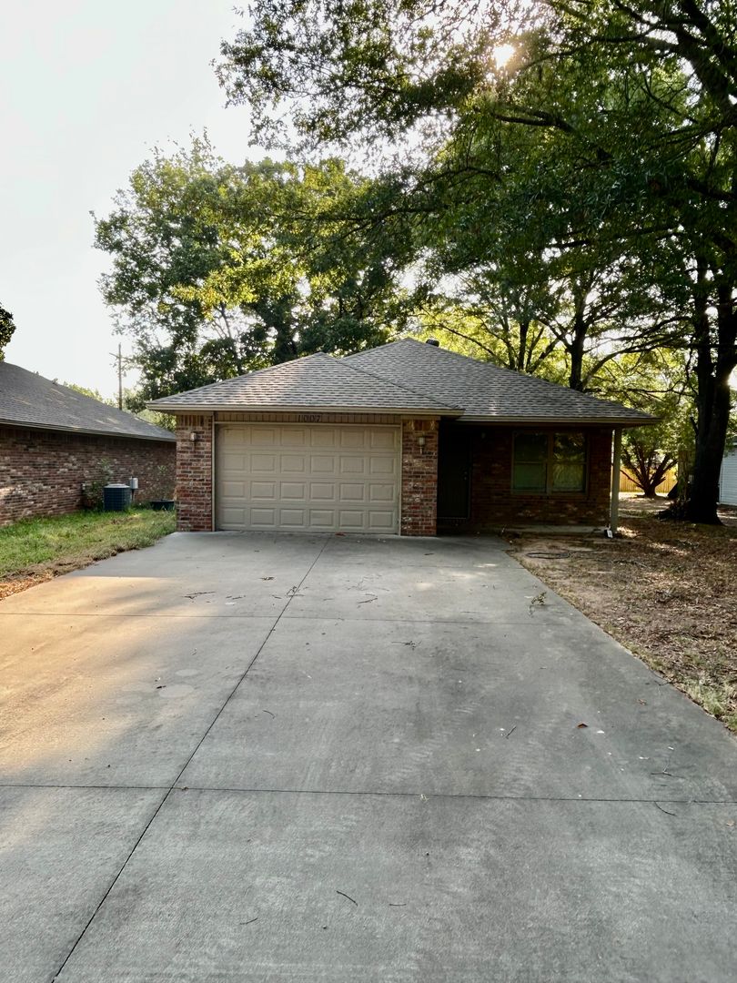 Russellville House: 1007 S Greenwich Ave